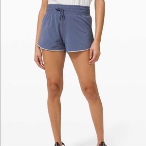 Lululemon Choose a side reversible short in ink blue / daydream (Size 8)